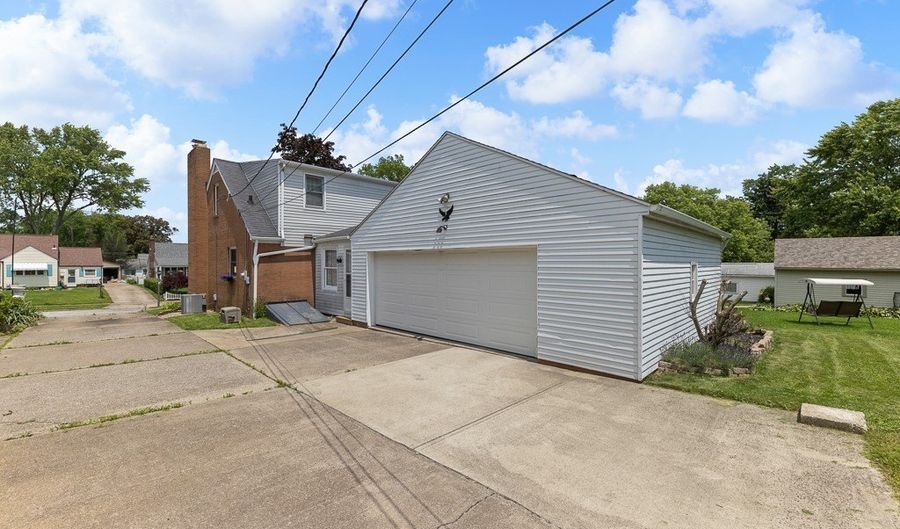 958 Cornell Dr, Alliance, OH 44601 - 4 Beds, 2 Bath