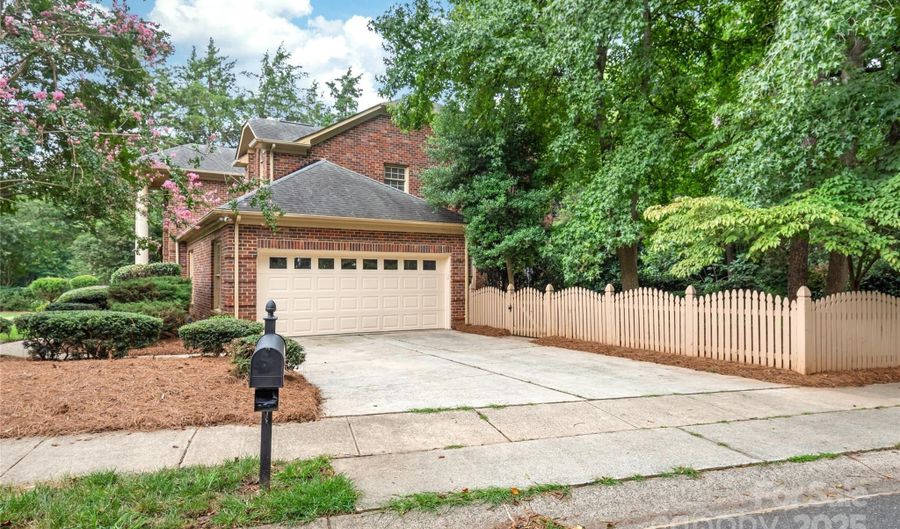 8600 Brownes Pond Ln, Charlotte, NC 28277 - 5 Beds, 4 Bath