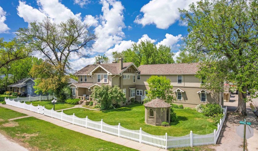 835 Harding St, Belle Fourche, SD 57717 - 6 Beds, 4 Bath