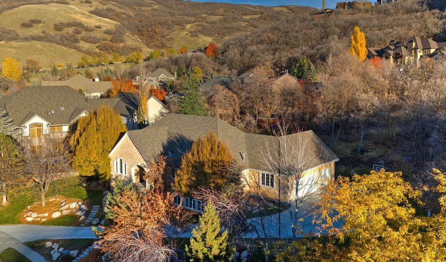 302 SUMMERMEADOW Cir, Bountiful, UT 84010 - 6 Beds, 5 Bath