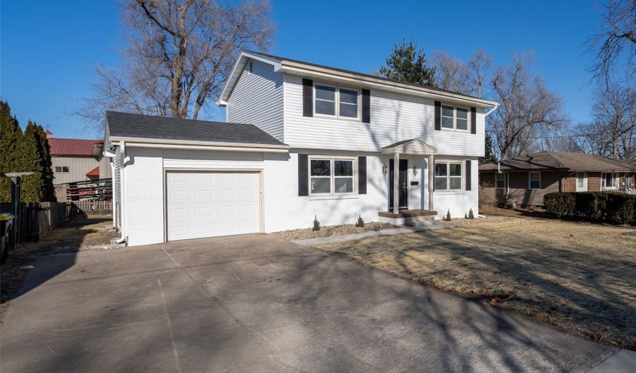 1316 Orchard St, Adel, IA 50003 - 5 Beds, 3 Bath