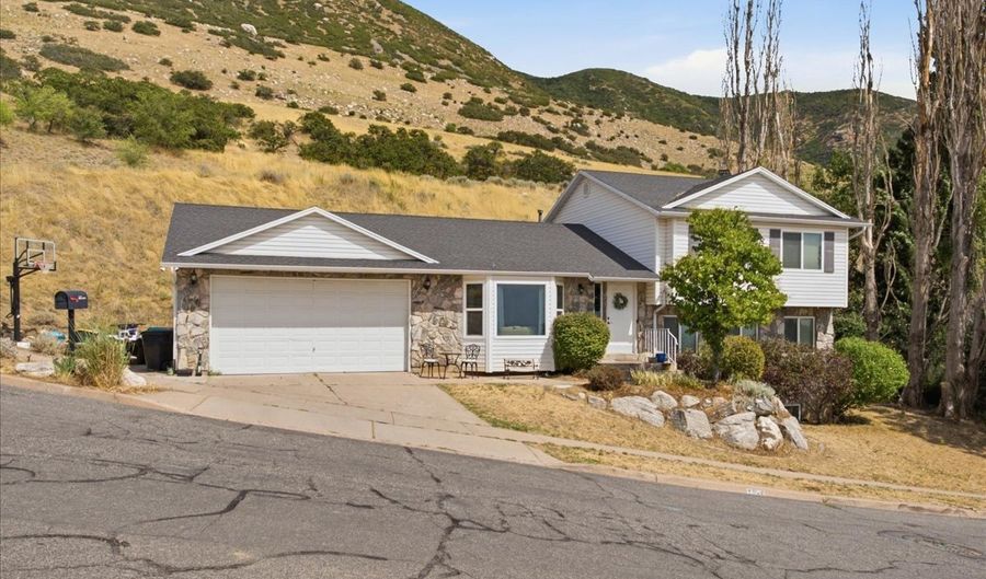1896 N 350 E, Centerville, UT 84014 - 6 Beds, 4 Bath