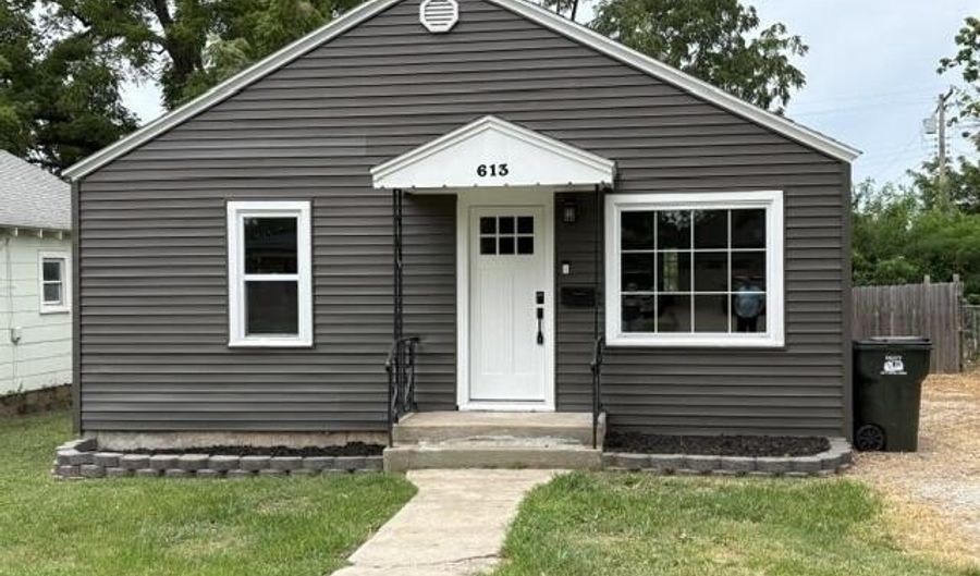 613 E Highland St, Aurora, MO 65605 - 2 Beds, 1 Bath