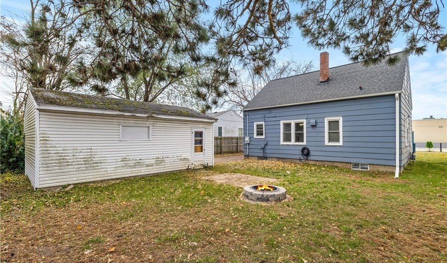 619 Fairfax St, Altoona, WI 54720 - 4 Beds, 1 Bath