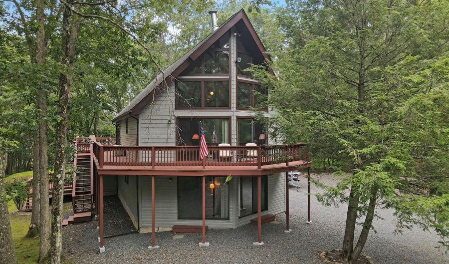 11 Carmen Gln, Albrightsville, PA 18210 - 5 Beds, 4 Bath