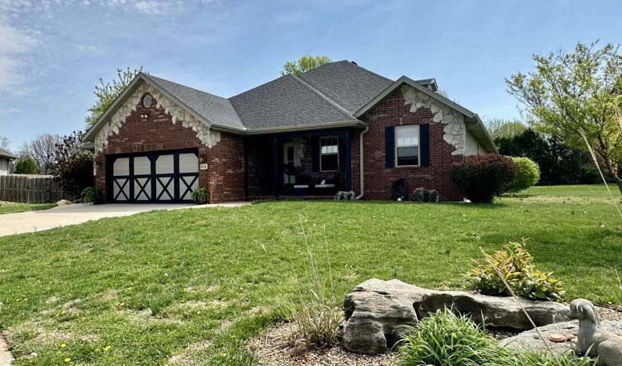 416 Brittany Ct, Aurora, MO 65605 - 4 Beds, 3 Bath
