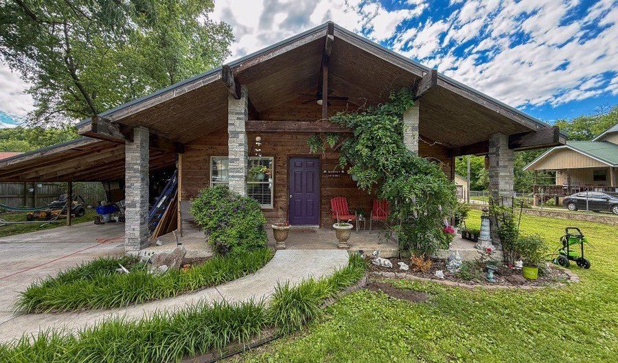 607 Park St, Anderson, MO 64831 - 3 Beds, 3 Bath