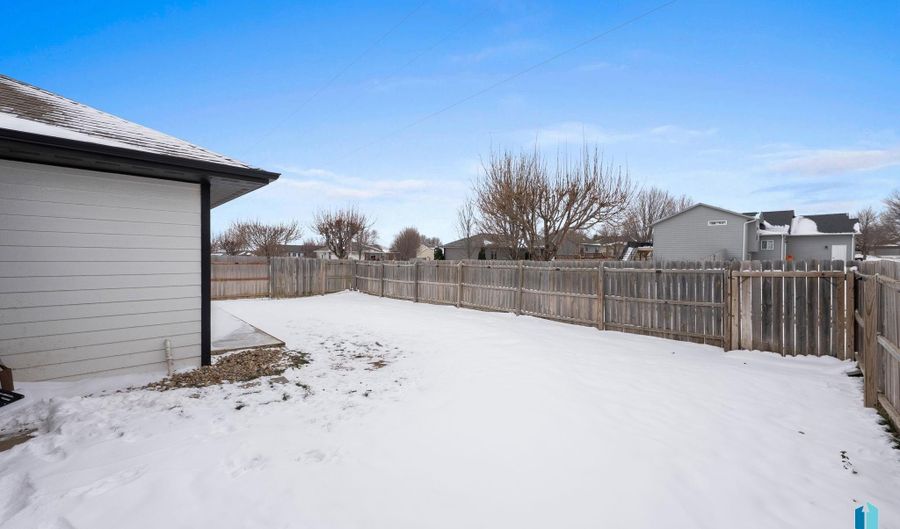 305 S Spring Pl, Brandon, SD 57005 - 5 Beds, 3 Bath
