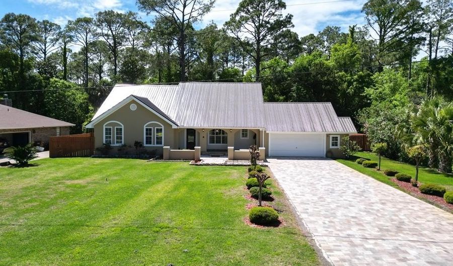 8 Apalachee St, Apalachicola, FL 32320 - 3 Beds, 3 Bath
