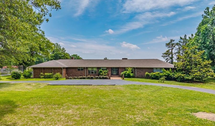 5042 Dummyline Rd, Batesville, MS 38606 - 4 Beds, 3 Bath