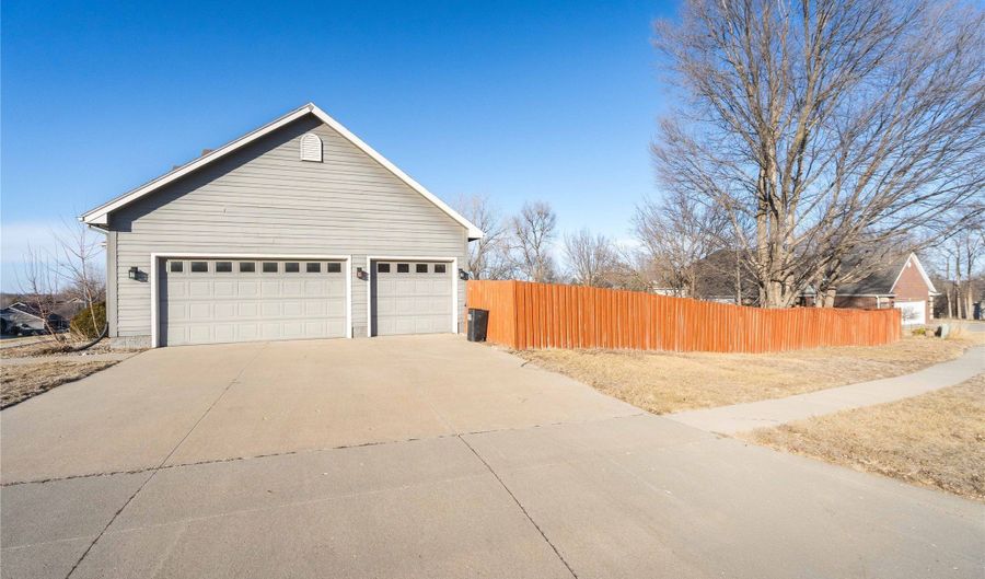 923 S 10th St, Adel, IA 50003 - 5 Beds, 3 Bath
