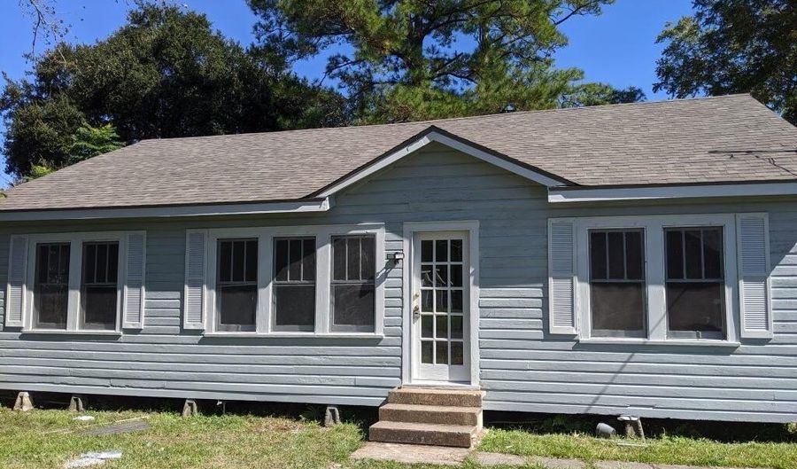 707 S Guegnon St, Abbeville, LA 70510 - 3 Beds, 1 Bath