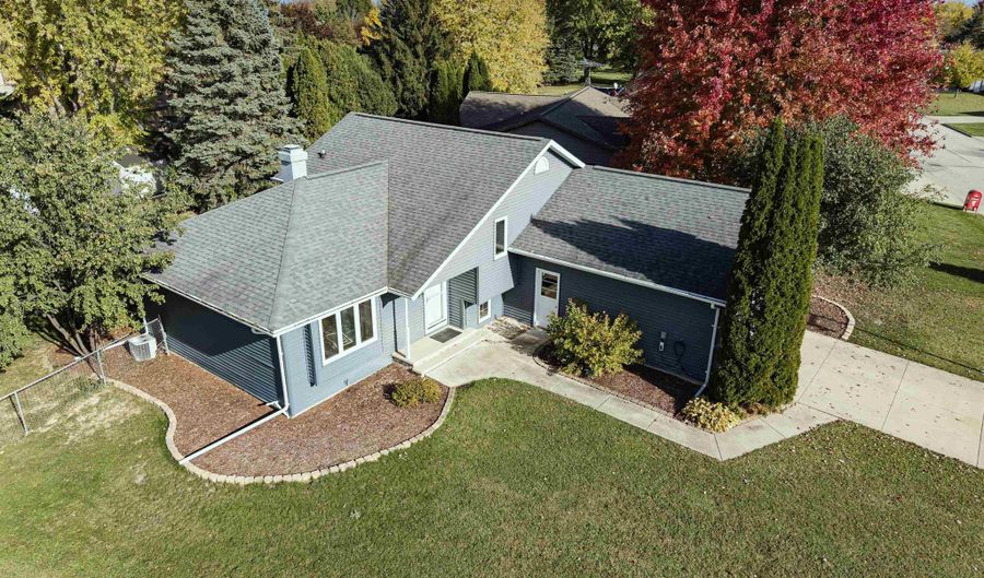 4726 W PERIWINKLE Ct, Appleton, WI 54914 - 3 Beds, 2 Bath