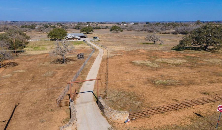 13633 US HIGHWAY 87 S, Adkins, TX 78101 - 3 Beds, 4 Bath