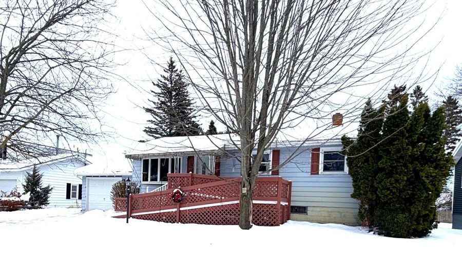 259 N Lawn St, Alpena, MI 49707 - 3 Beds, 2 Bath