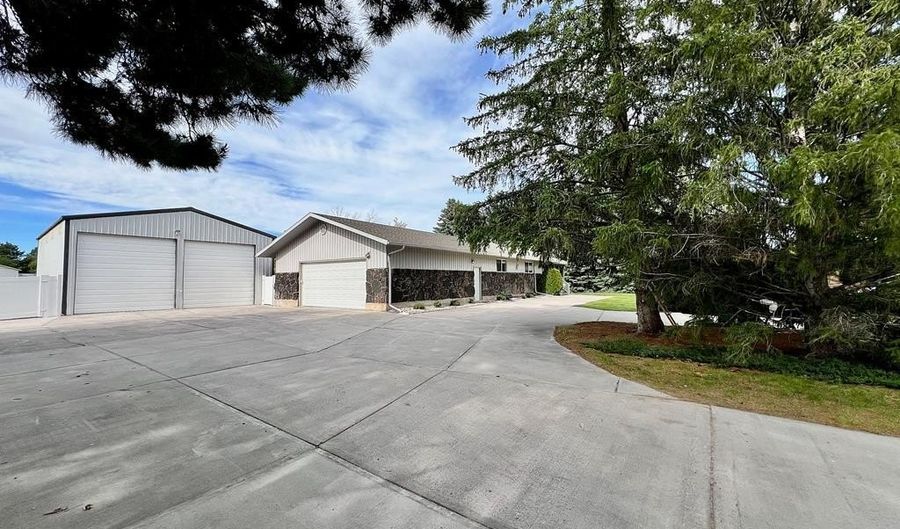 3785 E Wanda St, Ammon, ID 83406 - 6 Beds, 3 Bath