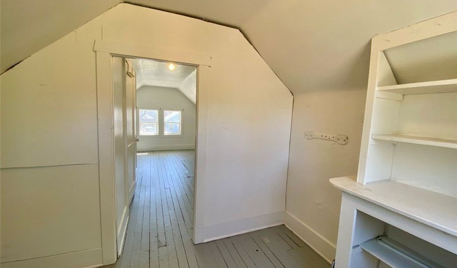 987 Whittier Ave, Akron, OH 44320 - 4 Beds, 1 Bath