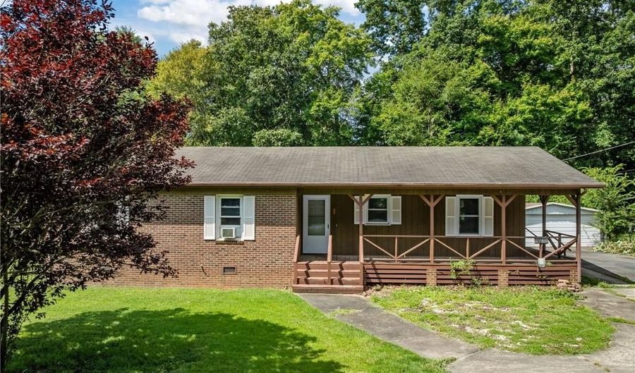 2168 Zoo Pkwy, Asheboro, NC 27205 - 3 Beds, 2 Bath