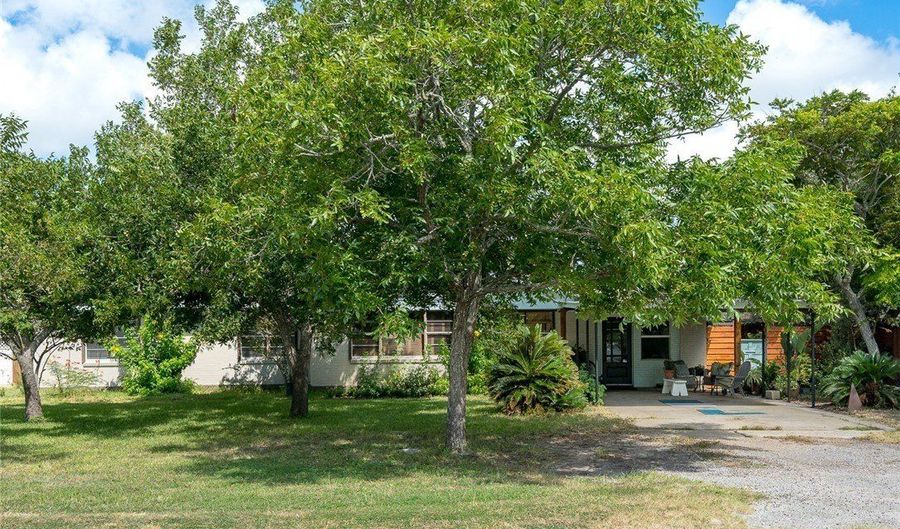 620 S 11th St, Aransas Pass, TX 78336 - 3 Beds, 2 Bath