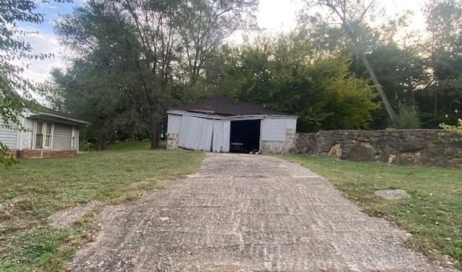 716 George St, Atchison, KS 66002 - 4 Beds, 1 Bath