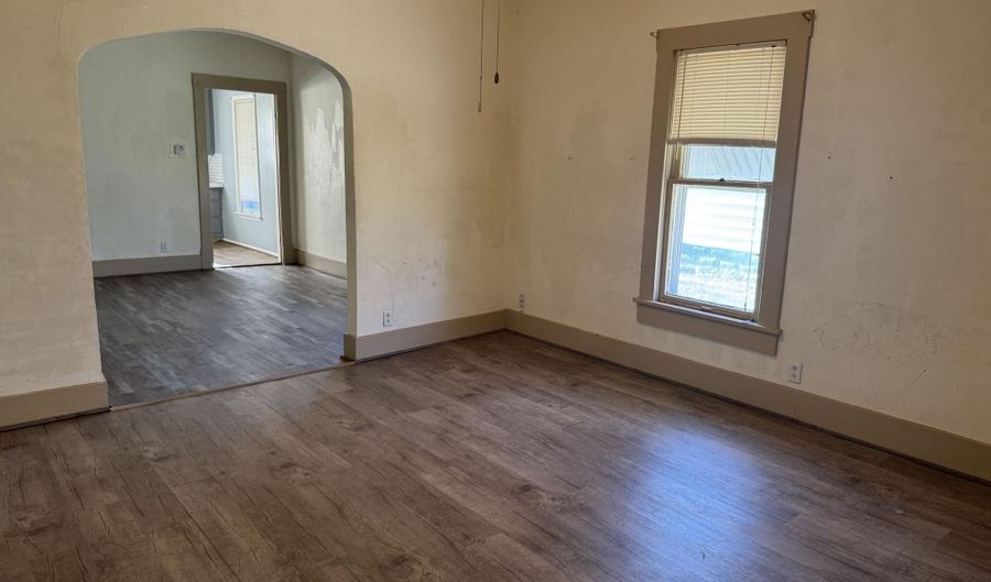 313 E 17th St, Baxter Springs, KS 66713 - 2 Beds, 1 Bath