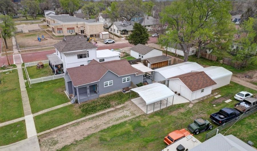 706 S B St, Arkansas City, KS 67005 - 3 Beds, 2 Bath