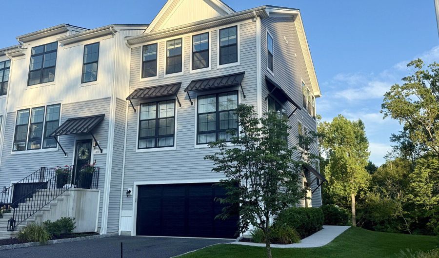 61 Brentwood Cir 66, Danbury, CT 06810 - 4 Beds, 4 Bath