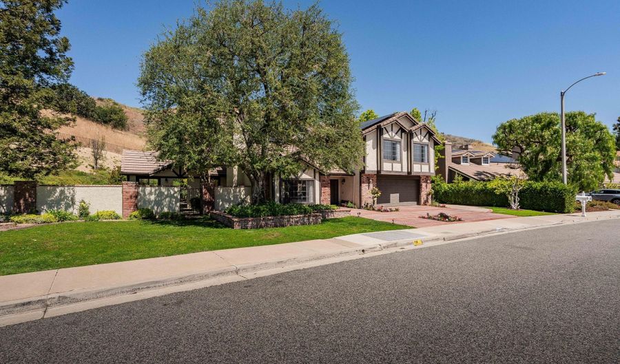 29507 Fountainwood St, Agoura Hills, CA 91301 - 4 Beds, 4 Bath
