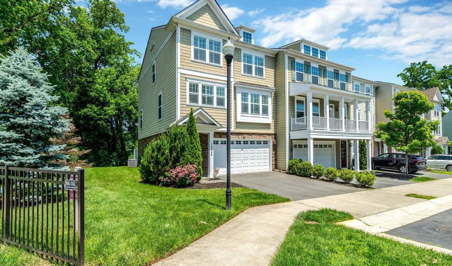 10296 GREENSPIRE Dr, Oakton, VA 22124 - 3 Beds, 4 Bath