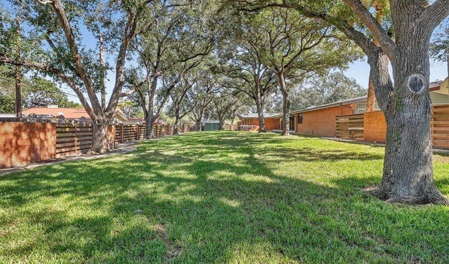 1813 Clare Dr, Alice, TX 78332 - 4 Beds, 3 Bath