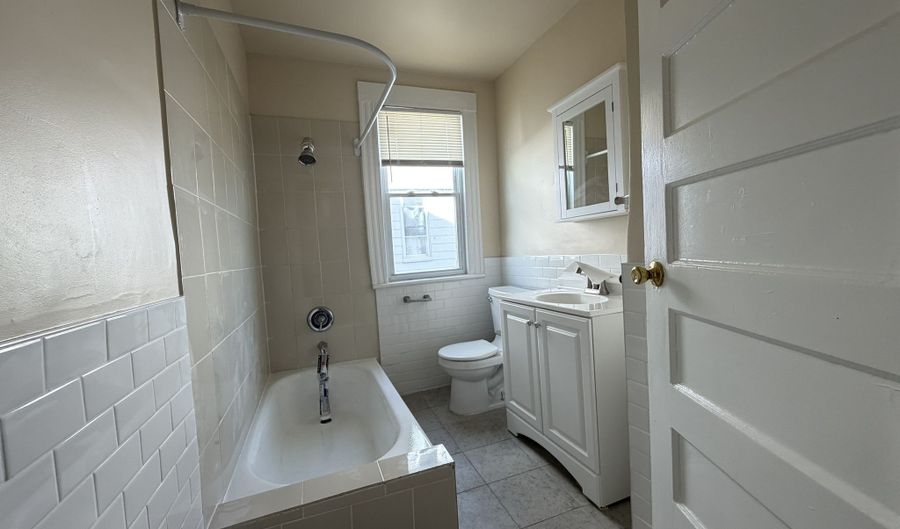 37-41 Jackson Ave, Bridgeport, CT 06606 - 3 Beds, 1 Bath