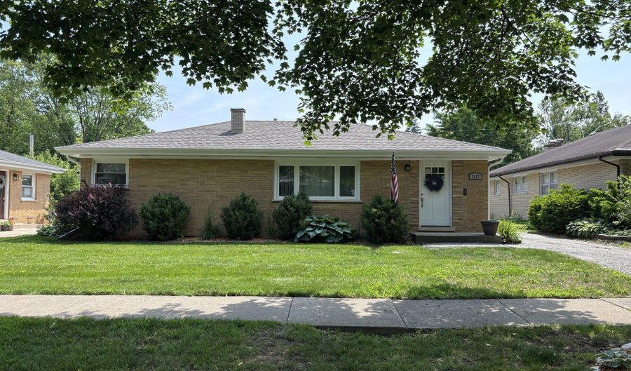 1317 N Mitchell Ave, Arlington Heights, IL 60004 - 2 Beds, 2 Bath