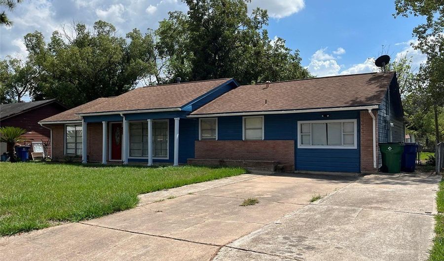 605 Holly, Angleton, TX 77515 - 4 Beds, 1 Bath