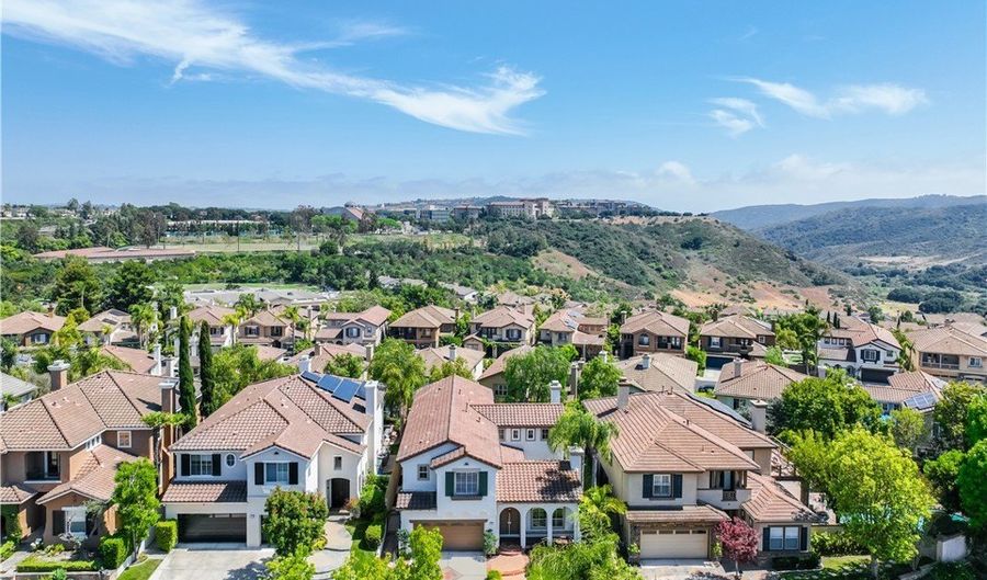 30 Sunswept Mesa, Aliso Viejo, CA 92656 - 5 Beds, 3 Bath