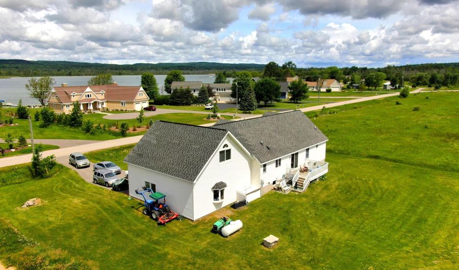 6188 Summerside Dr, Alanson, MI 49706 - 3 Beds, 3 Bath