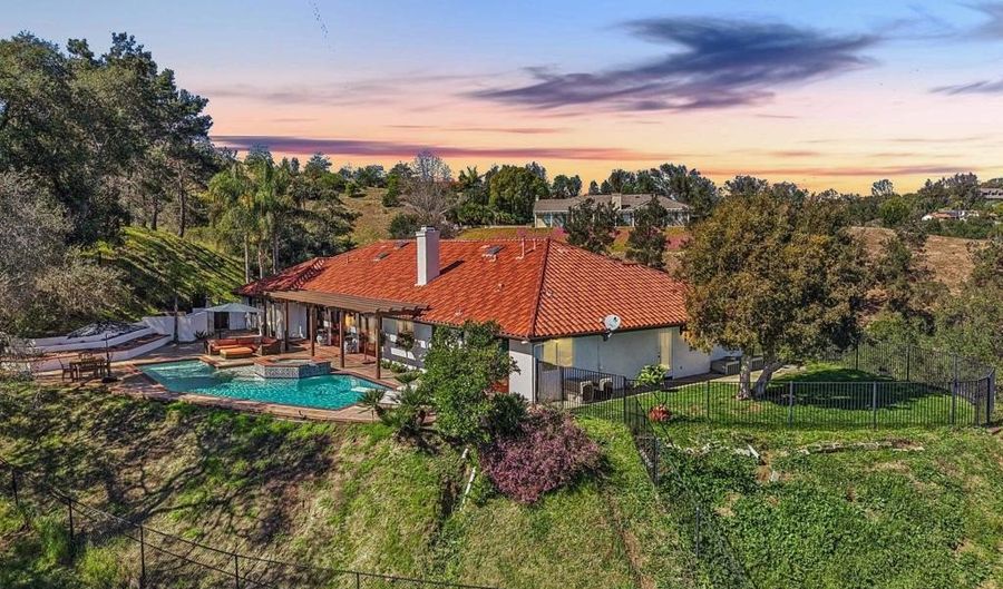 707 S Live Oak Park Rd, Fallbrook, CA 92028 - 4 Beds, 4 Bath