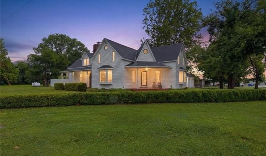 401 E Main St, Adair, OK 74330 - 4 Beds, 3 Bath