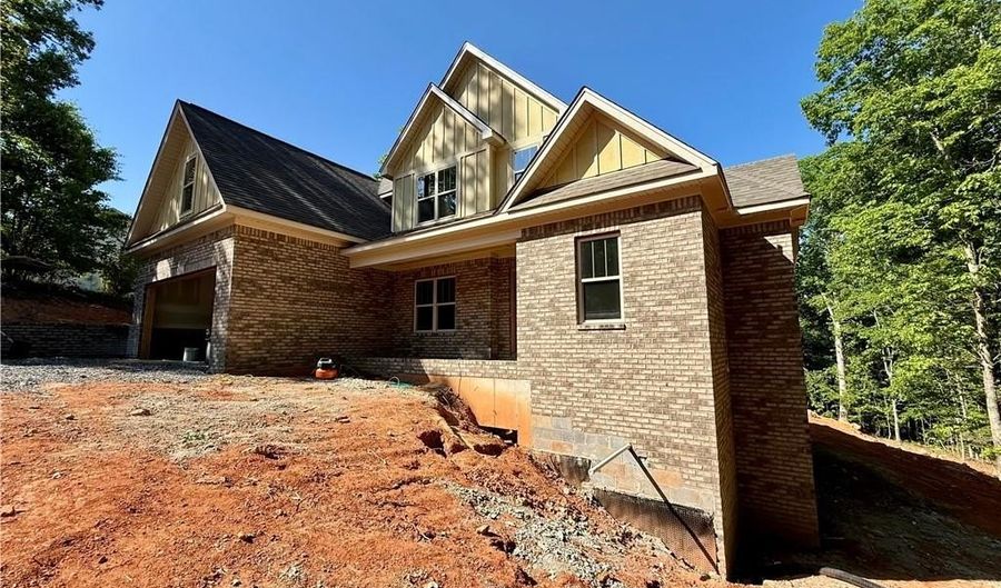 1050 E Chamberlin Dr, Asheboro, NC 27205 - 3 Beds, 4 Bath