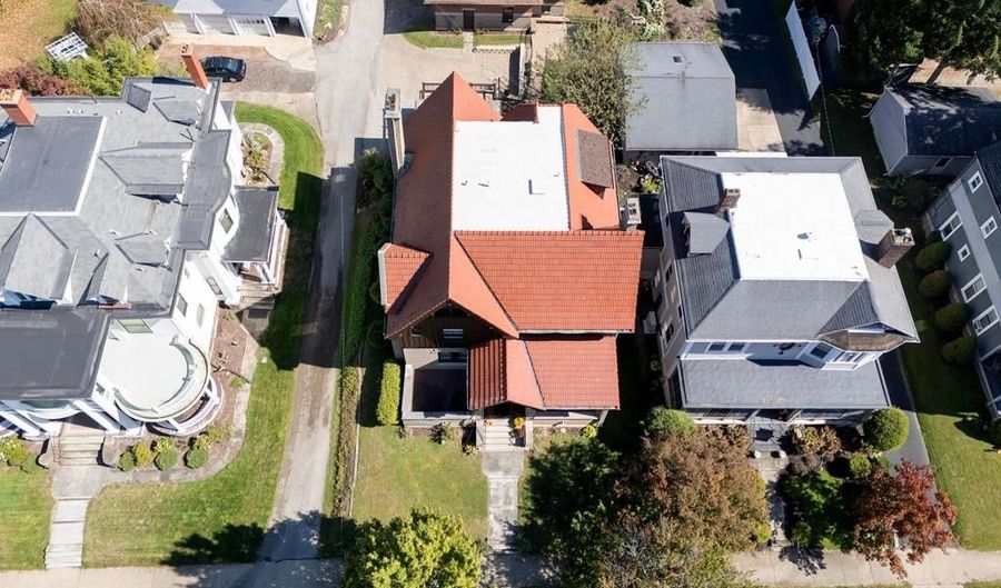 421 Center St, Ashland, OH 44805 - 5 Beds, 4 Bath