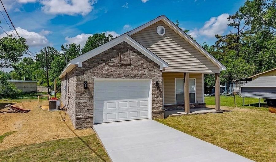 111 College St, Batesville, MS 38606 - 3 Beds, 2 Bath