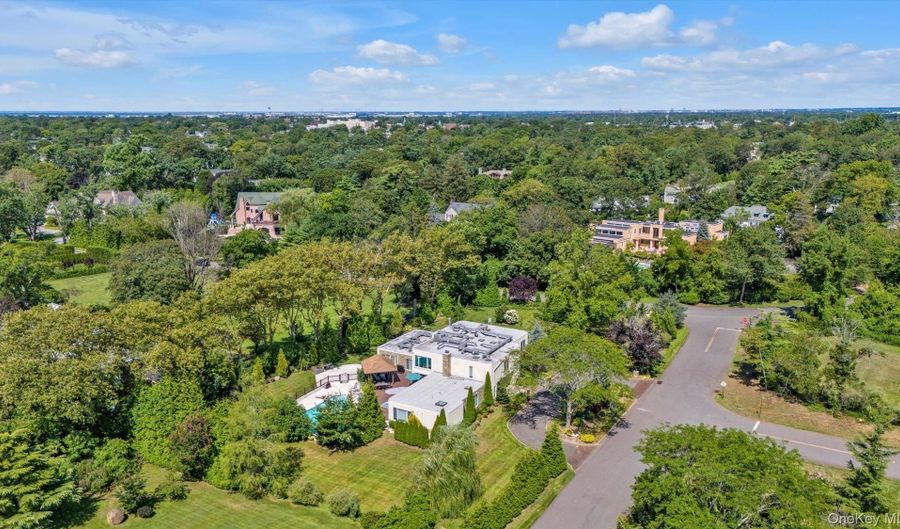 10 Macy Dr, Hewlett Bay Park, NY 11557 - 5 Beds, 5 Bath