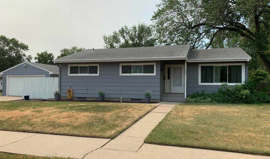 704 SE 17th Ave, Aberdeen, SD 57401 - 3 Beds, 1 Bath