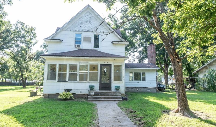 925 State St, Altoona, KS 66710 - 4 Beds, 2 Bath