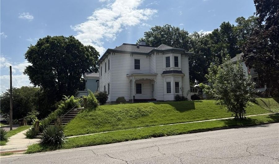 900 S 5th St, Atchison, KS 66002 - 4 Beds, 2 Bath