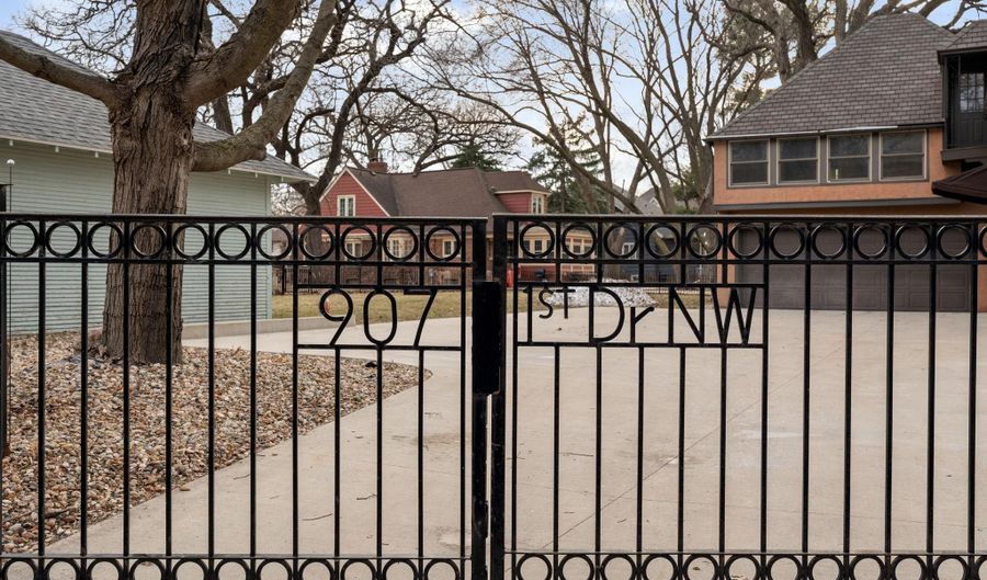 907 1st Dr NW, Austin, MN 55912 - 5 Beds, 5 Bath