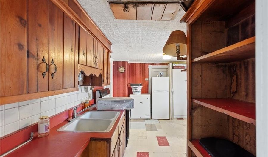 63 Lincoln Ave, Cranston, RI 02920 - 6 Beds, 2 Bath
