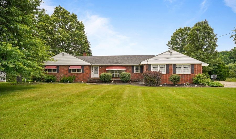 136 N Chillicothe Rd, Aurora, OH 44202 - 4 Beds, 4 Bath