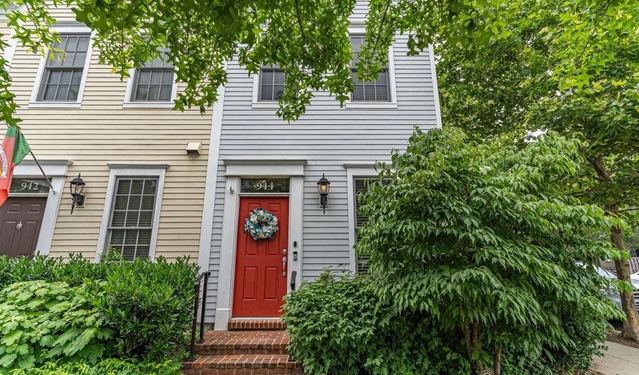 944 N COLUMBUS St, Alexandria, VA 22314 - 3 Beds, 2 Bath
