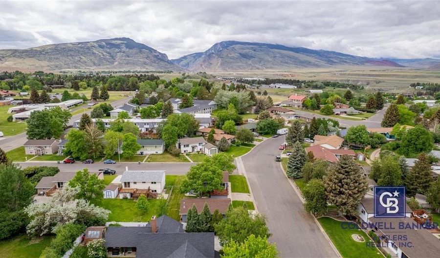 2102 10th St, Cody, WY 82414 - 4 Beds, 1 Bath
