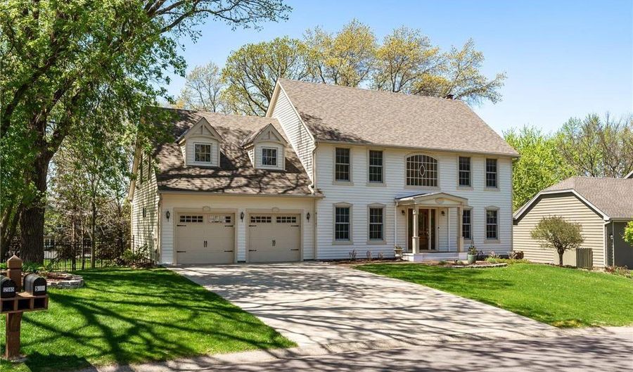 12581 Dover Dr, Apple Valley, MN 55124 - 4 Beds, 4 Bath